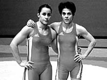 Seba Jiménez (izquierda) y Antonia Torres, en el polideportivo de Torredelcampo.