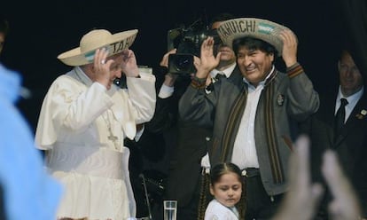 El Papa y el presidente boliviano, Evo Morales, en Santa Cruz (Bolivia).