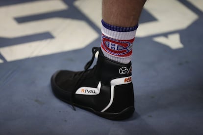 En la imagen Justin Trudeau utiliza unos calcetines con el logo de Montreal, mientras entrena en un gimnasio en Nueva York, en abril de 2016.