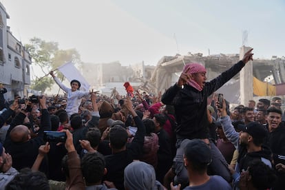 Palestinos corean consignas durante una protesta contra la guerra y Hamás, el 26 de marzo de 2025 en Beit Lahia.