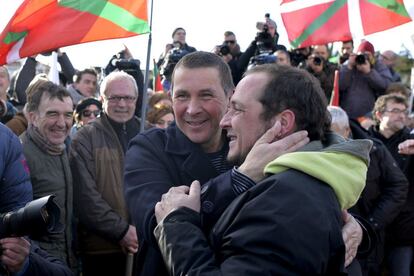 Arnaldo Otegi saluda afectuosament David Fernàndez.