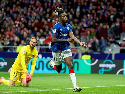 Nico Williams celebra tras marcar ante el Atlético de Madrid en el Estadio Metropolitano.