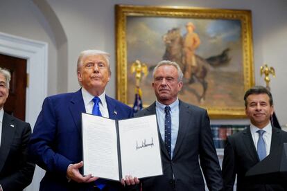 El presidente Donald Trump muestra una orden ejecutiva sobre medicamentos junto al secretario de Salud Robert F. Kennedy.