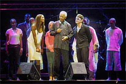 Nelson Mandela, entre Naomi Campbell y Bono, en el concierto de Barcelona.