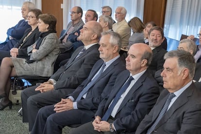 Los expresidentes de la Junta, Manuel Chavs y José Antonio Griñán, junto al resto de acusados en la pieza política de los ERE.