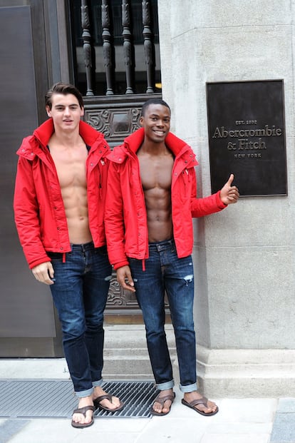 Pectorales y chanclas, el polémico uniforme que popularizó Abercrombie.