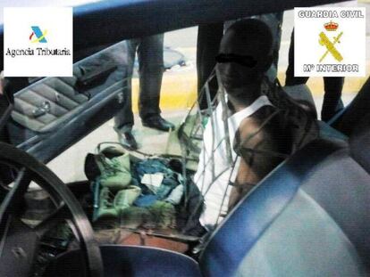 El inmigrantes escondido en el armazón del asiento.