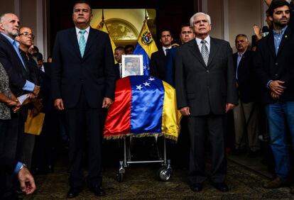 El presidente de la Asamblea Nacional de Venezuela, Omar Barboza (CR), junto con otros miembros de la Asamblea Nacional, junto al ataúd del difunto concejal de la oposición Fernando Albán, a la entrada del Parlamento Venezolano.