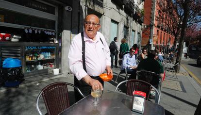 Un treballador i empresari autònom d'un bar a Madrid.
