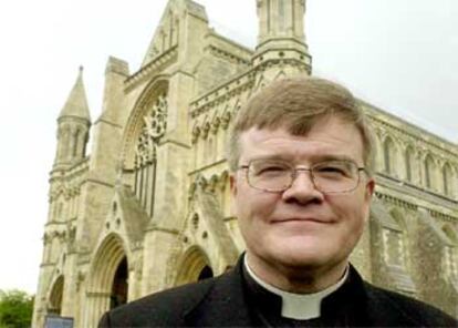 Jeffrey John, el clérigo gay elegido nuevo deán, ante la catedral de Saint Albans, en Inglaterra.