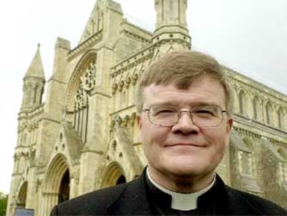 Jeffrey John, el clérigo gay elegido nuevo deán, ante la catedral de Saint Albans, en Inglaterra.