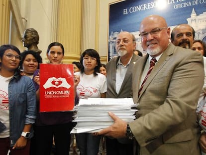 Carlos Bruce, en un acto en favor de la unión civil.