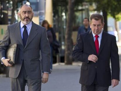 Rodr&iacute;guez de Castro (izquierda) con su abogado. 