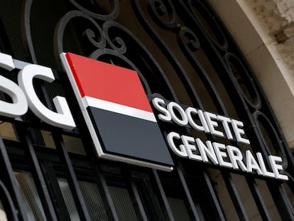 El logo del banco francés Société Générale en un edificio de París.