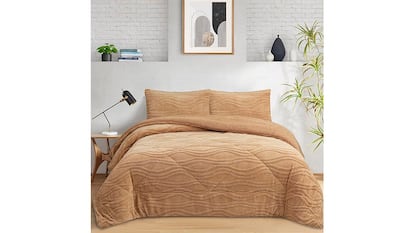 Edredón efecto borreguito sobre fondo blanco.