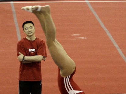 Liang Chow observa a Shawn Johnson en el entrenamiento en Pekín.