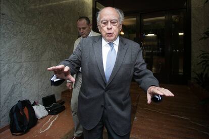Jordi Pujol surt del deu despatx al carrer Calàbria.
