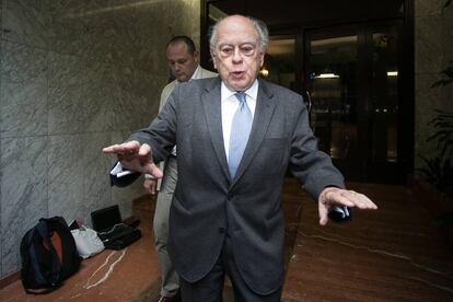 Jordi Pujol surt del deu despatx al carrer Cal&agrave;bria.