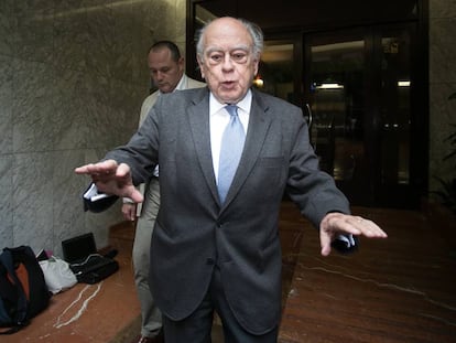 Jordi Pujol surt del deu despatx al carrer Cal&agrave;bria.