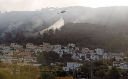 Medios aéreos trabajan en la extinción del incendio forestal en la zona de Villes del Vent, Benitatxell, una de las zonas donde anoche se desalojaron algunas casas.