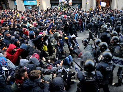 Separatistas protestam contra reunião do Governo espanhol em Barcelona