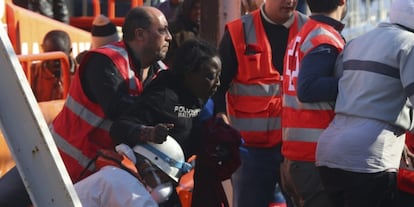 Una de las nueve mujeres rescatadas de la patera recibe la atención de Cruz Roja.
