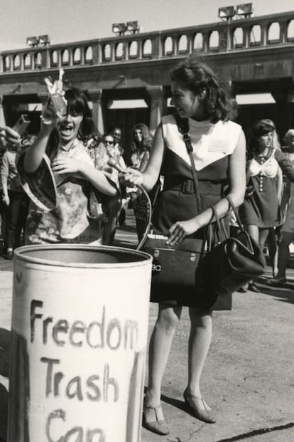 A las puerta de los 70, un grupo de unas 400 mujeres protestó contra el concurso de Miss America 1968 por considerarlo sexista. Tiraron sostenes, revistas Playboy y tacones en una papelera con el objetivo de quemarlos. Sin embargo, la policía las detuvo antes. Así nacía el sujetador-protesta.