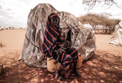 Una madre somalí sostiene a su bebé a las afueras del campo de Dagahaley.