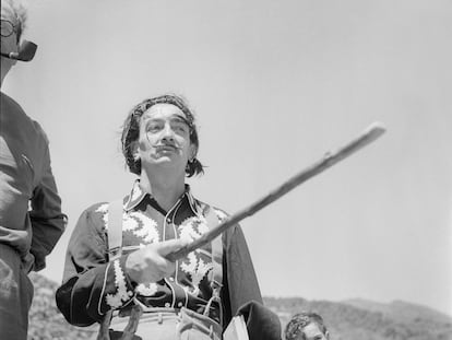 Salvador Dalí y Joan Figueras, camino de Portlligat a Cadaqués, en 1952.