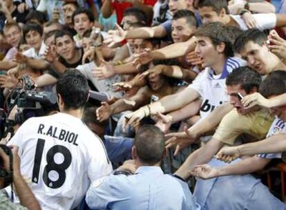 Albiol, en su presentación junto a jóvenes seguidores del Madrid.