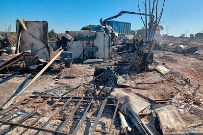 Restos del asentamiento de Palos de la Frontera (Huelva), este lunes tras el incendio.
