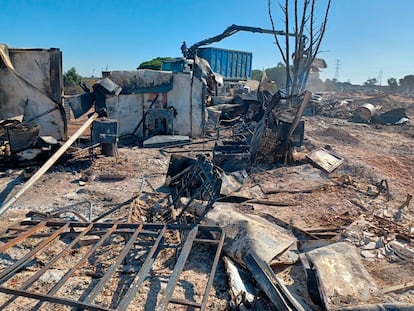 Restos del asentamiento de Palos de la Frontera (Huelva), este lunes tras el incendio.