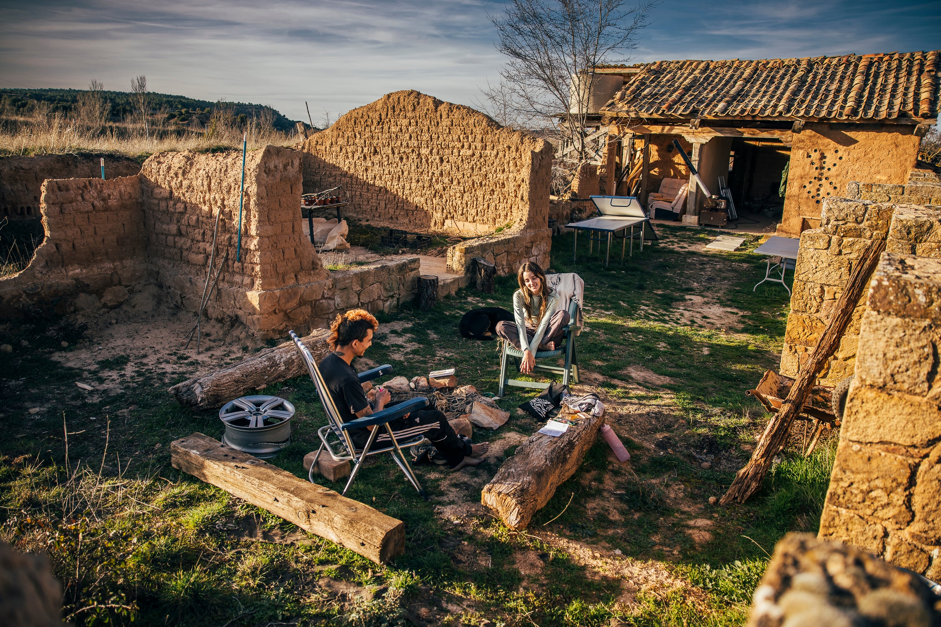 Dos jóvenes en el pueblo de Navapalos, en la provincia de Soria, habitado solo por cinco personas. 