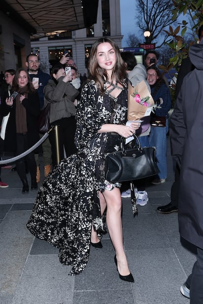 Nos quedamos con este gesto de estilismo para llevar un vestido semitransparente: superponer una capa larga y ligera. Aquí, la actriz sale del Hotel Cheval Blanc de París antes del desfile de Louis Vuitton con la colección del Otoño/Invierno 2025-2026.