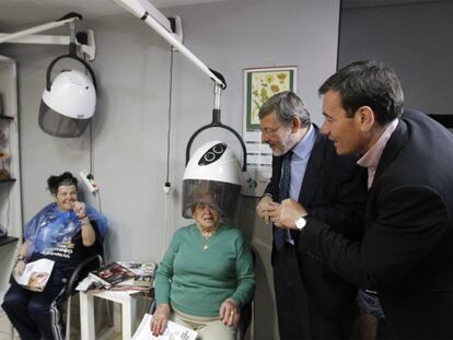 Lissavetzky y Gómez buscan votos en una peluquería.