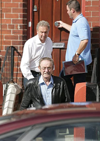 Los hermanos de Kenneth Bigley salen de la casa familiar en Liverpool.