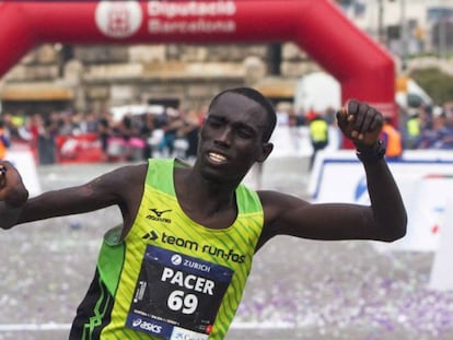 O keniano Jonah Kipkemoi comemora vitória na Maratona de Barcelona.