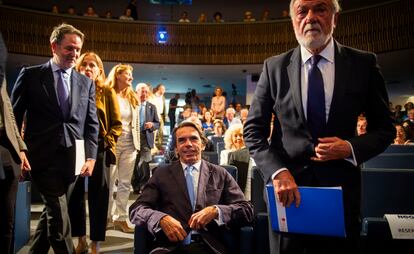 José María Aznar, Jaime Mayor Oreja y Bieito Rubido en la charla organizada por la Fundación Neos este lunes en Madrid.