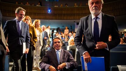 José María Aznar, Jaime Mayor Oreja y Bieito Rubido en la charla organizada por la Fundación Neos este lunes en Madrid.