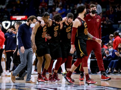 Ricky Rubio, ayudado por sus compañeros, abandona lesionado la cancha en el partido Nueva Orleans-Cleveland.