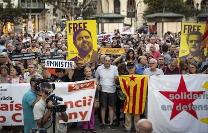 Concentración en la plaza del Ayuntamiento de Valencia de denuncia contra la sentencia del 'procés'.