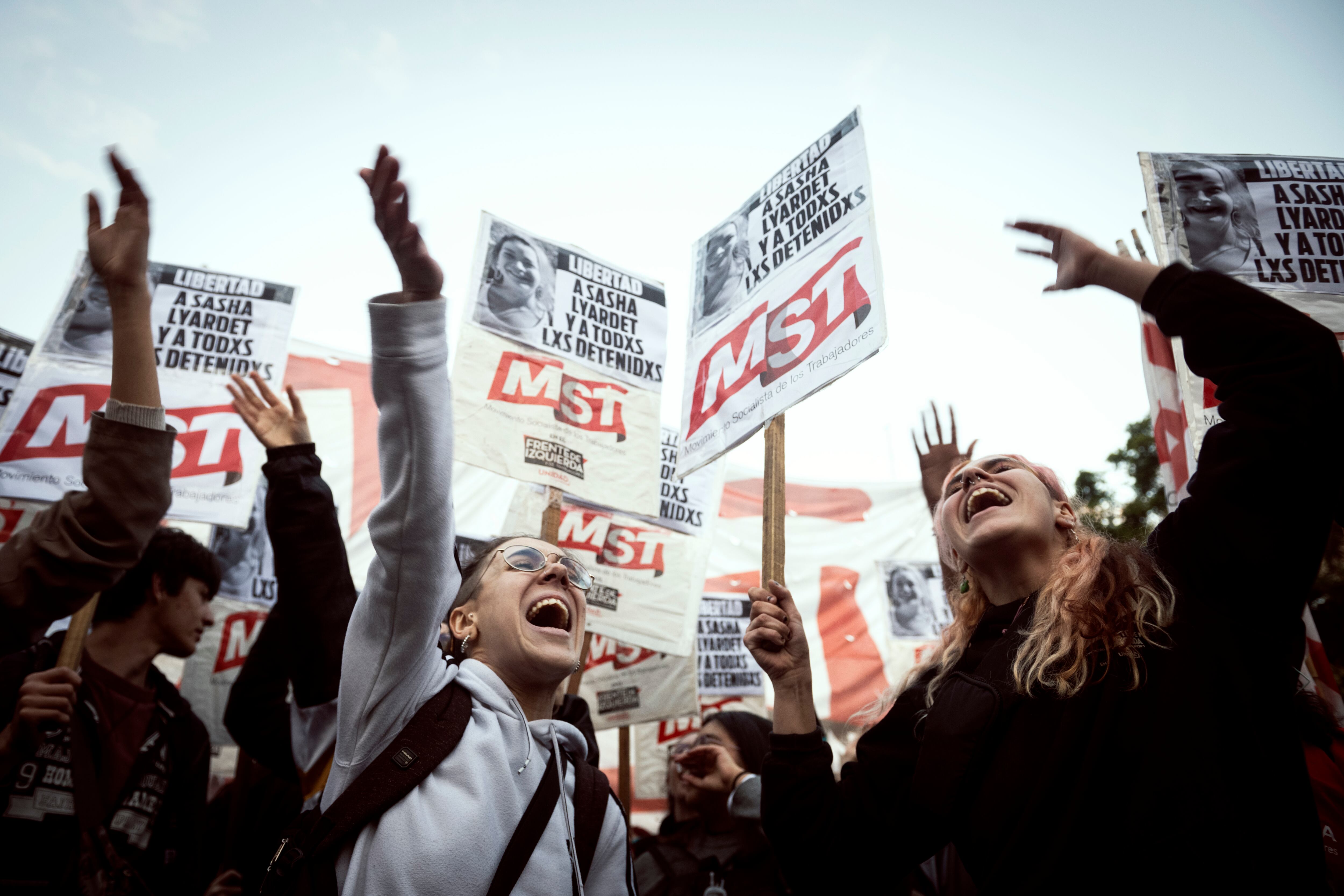 Manifestantes protestan en Plaza de Mayo para pedir por la liberación de los detenidos.