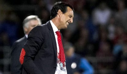 Emery se lamenta en la banda.