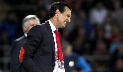 Emery se lamenta en la banda. 