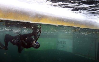 Uwe Kiehl del equipo alemán en acción durante el Campeonato de hockey bajo el agua en el lago Weissensee de Austria.