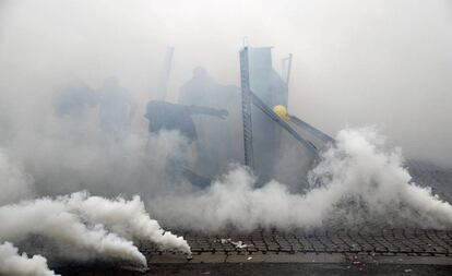 Nubes de humo tras el lanzamiento de gas lacrimógeno por parte de la policía a los 'chalecos amarillos', durante las protestas en París.