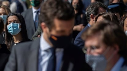 La líder de Ciudadanos, Inés Arrimadas, en el homenaje a las víctimas del 11-M en Madrid. En primer plano, Pablo Casado (a la izquierda), presidente del PP, y José Luis Martínez Almeida, alcalde de la Madrid.