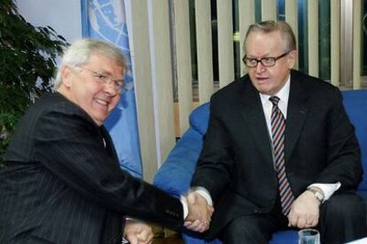 El jefe de la misión de la ONU, Soren Jessen-Petersen (izquierda), saluda a Martti Ahtisaari ayer en Pristina.