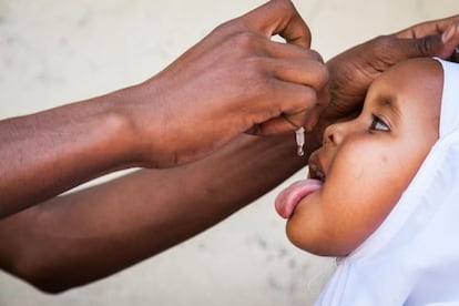 Una niña recibe una dosis oral de la vacuna contra la polio, en Somalia, en septiembre de 2013, en el marco de una campaña de inmunización en el país después de que en mayo de ese año se conociera el primer contagio desde 2007.