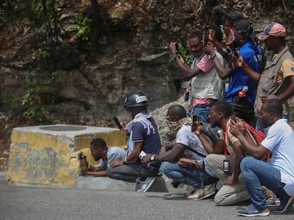 Periodistas toman fotos en una protesta en Puerto Príncipe el 19 de marzo 2025.